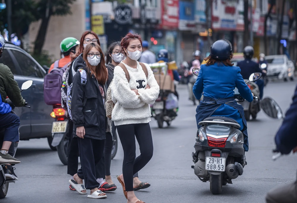 Đường Thanh Nhàn, quận Hai Bà Trưng, TP Hà Nội có cầu đi bộ ngay phía trước nhưng nhiều bạn trẻ đi bộ sang đường khi không có vạch kẻ cho người đi bộ.