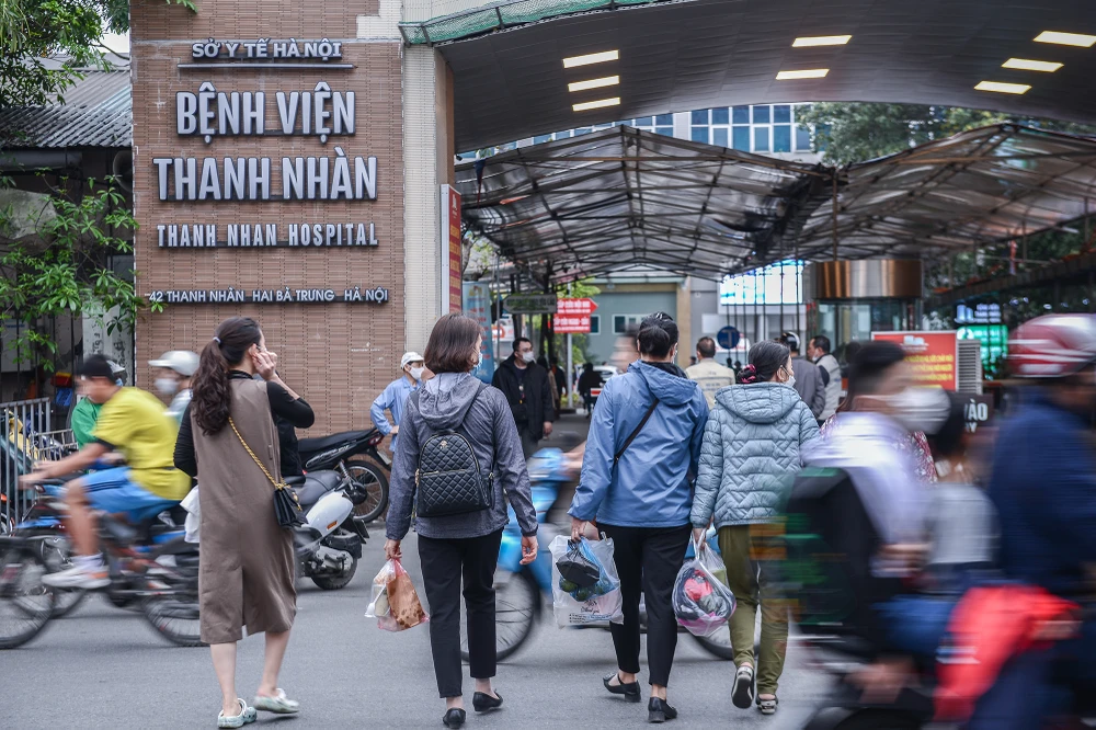 Tuy nhiên gần đó là khu vực trước cổng Bệnh viện Thanh Nhàn, tình trạng người dân vô tư qua đường ngay giữa dòng xe cộ cũng không còn xa lạ. Không ít vụ tai nạn xảy ra ngay trước cổng bệnh viện.