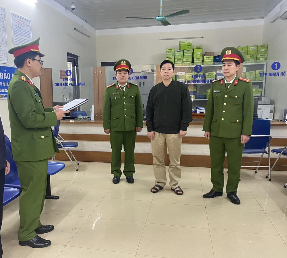 Hứa Văn Toản nghe cơ quan công an đọc các quyết định. Ảnh CACC