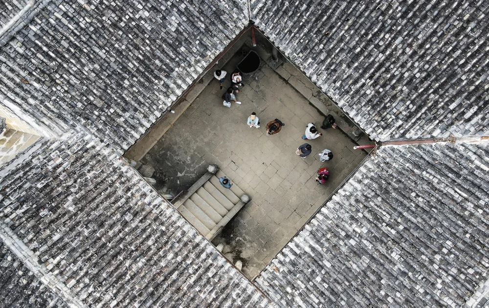 Với kiến trúc thành quách của nhà Thanh (Trung Quốc), kết hợp với hoa văn của người Mông và kiến trúc thời Pháp khiến bao du khách trầm trồ mỗi khi có dịp đến với cao nguyên đá Hà Giang.