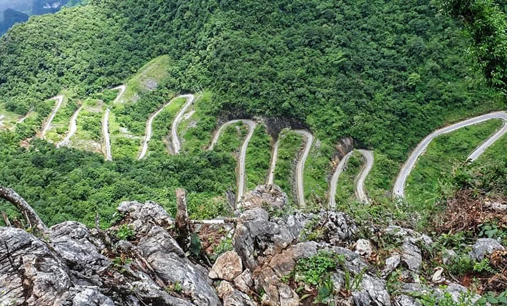 Từ trên cao nhìn xuống con đường như một dải lụa vắt uốn lượn vắt ngang qua những sườn núi. Từ trên cao nhìn xuống con đường như một dải lụa vắt uốn lượn vắt ngang qua những sườn núi.