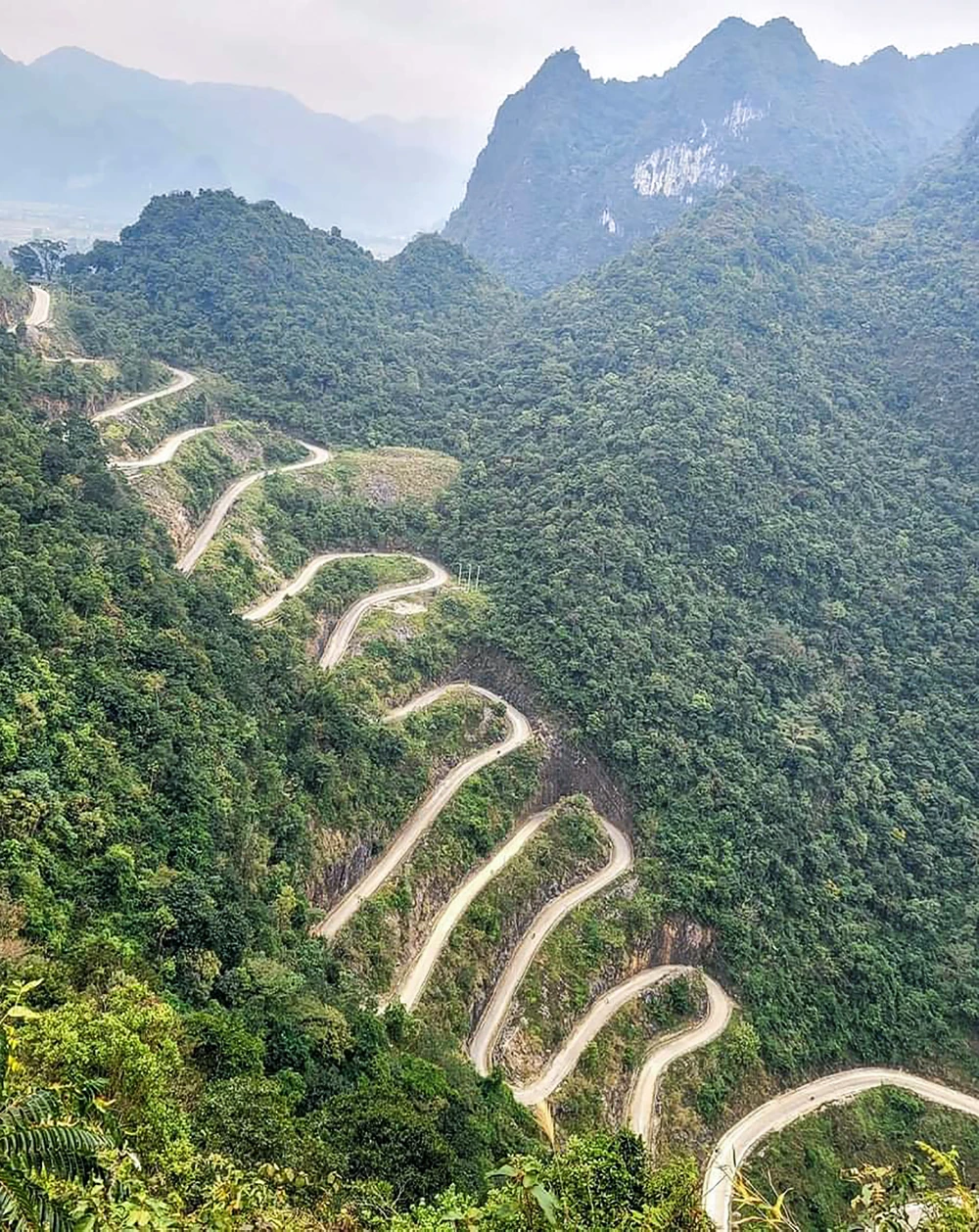 Có đoạn con đường giống như những bậc thang lên cổng trời. Có đoạn con đường giống như những bậc thang lên cổng trời.