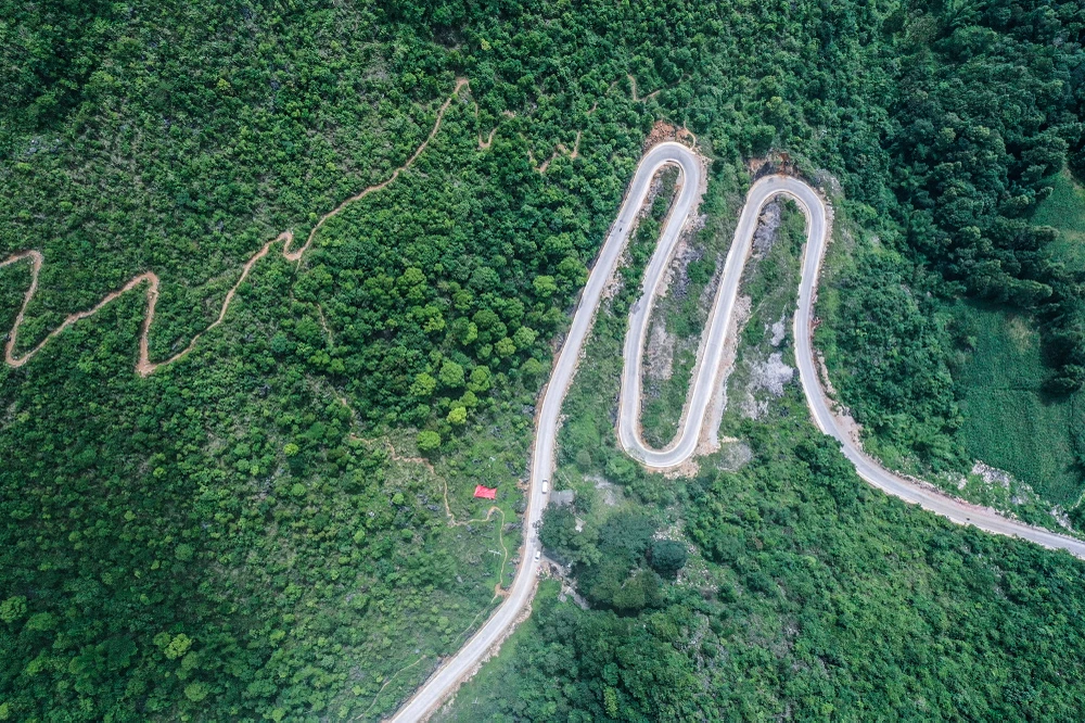 Có đoạn, những khúc cua của con đường tạo thành hình chữ M mềm mại. Có đoạn, những khúc cua của con đường tạo thành hình chữ M mềm mại.
