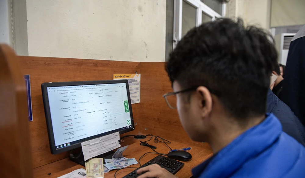 Đại tá Hoàn cũng khuyến khích người dân nên đăng ký, nộp hồ sơ trực tuyến qua cổng dịch vụ công quốc gia. Chỉ những trường hợp là người dưới 14 tuổi, người trên 65 tuổi hoặc không có điều kiện (như không dùng điện thoại thông minh, không có số điện thoại chính chủ...) thì mới đến trụ sở để làm trực tiếp.