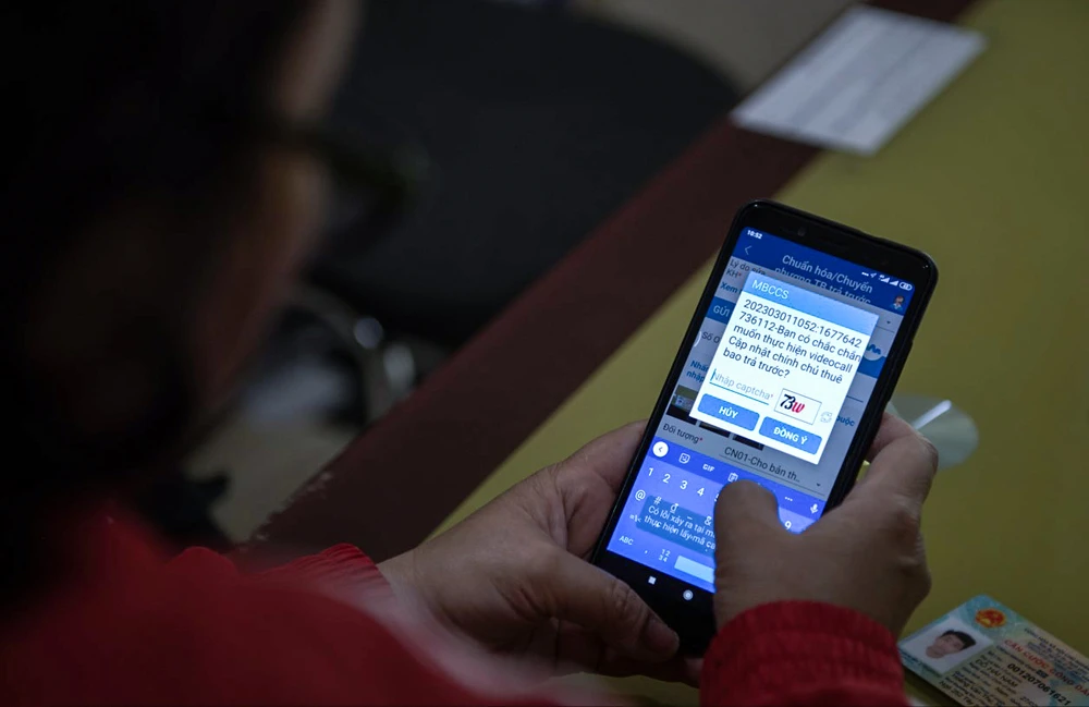 Người dân đến làm thủ tục đăng ký cấp hộ chiếu gắn chip sẽ được phát phiếu thứ tự. Mỗi giờ, Phòng sẽ tiếp nhận, xử lý hồ sơ cho 20 trường hợp.