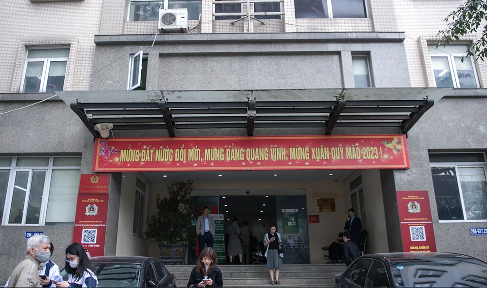 Ngày 1-3, Bộ Công an chính thức triển khai cấp hộ chiếu phổ thông gắn chip điện tử cho công dân Việt Nam theo Luật Xuất cảnh, nhập cảnh của công dân Việt Nam.