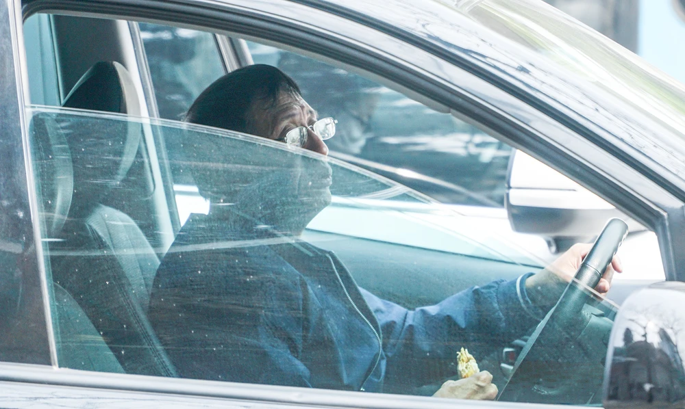 Nhiều tài xế phải tranh thủ ăn bánh mỳ "cầm cự" trong thời gian chờ đợi.