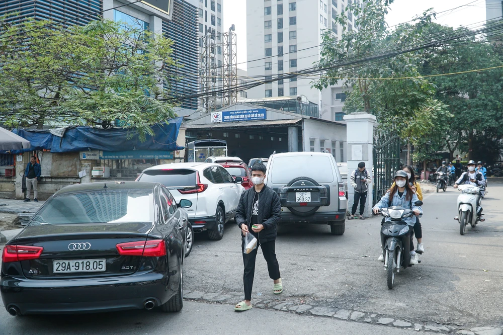 Anh Nguyễn Xuân Tuân (tài xế) cho biết: "Hôm qua tôi ra, nhưng đông quá nên phải quay về, hôm nay đi từ 7 giờ sáng nhưng đến trưa vẫn phải chờ đợi, không biết khi nào mới đến lượt".