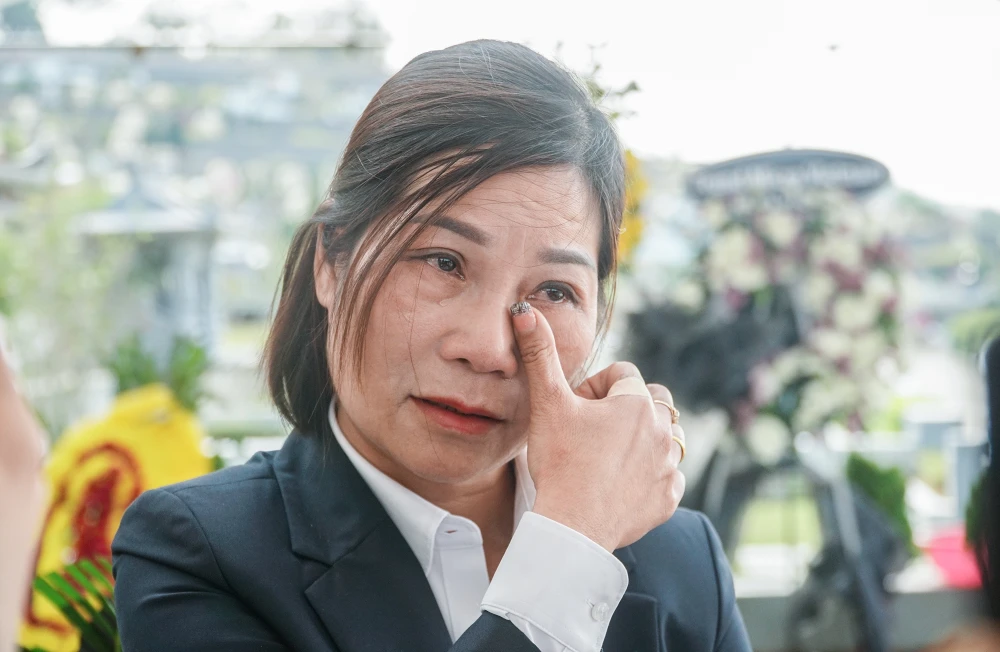 Chị My ứa nước mắt khi nghĩ về gia đình. Ảnh: PHI HÙNG