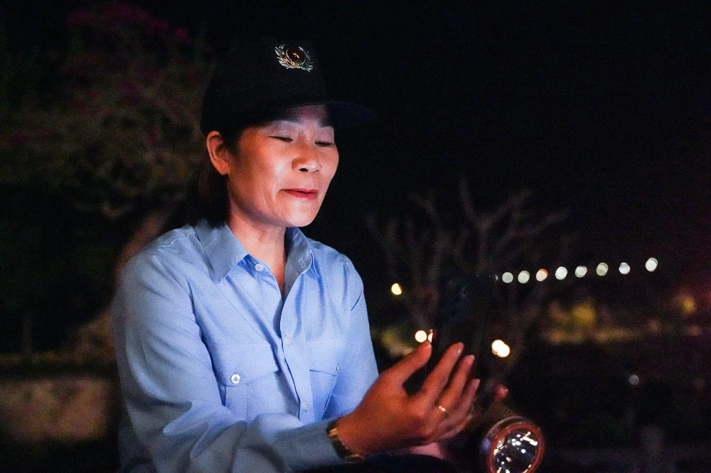 Nhiều đêm nhớ con gái, chị lại tranh thủ mở điện thoại ra để gọi về tâm sự với con. Ảnh: PHI HÙNG.