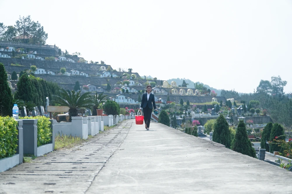 Có nhiều hôm chị My chỉ ngủ được vài giờ đồng hồ bởi làm nhiều công việc cùng lúc. Ảnh: PHI HÙNG