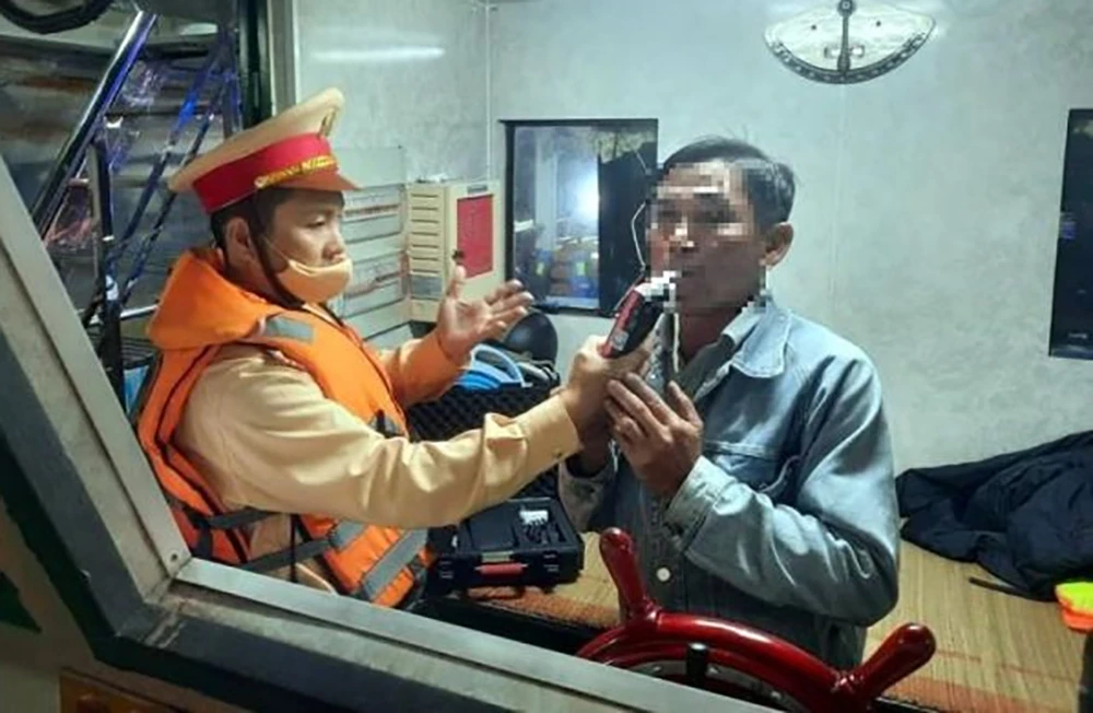 CSGT kiểm tra nồng độ cồn đối với lái tàu thủy. Ảnh BCA