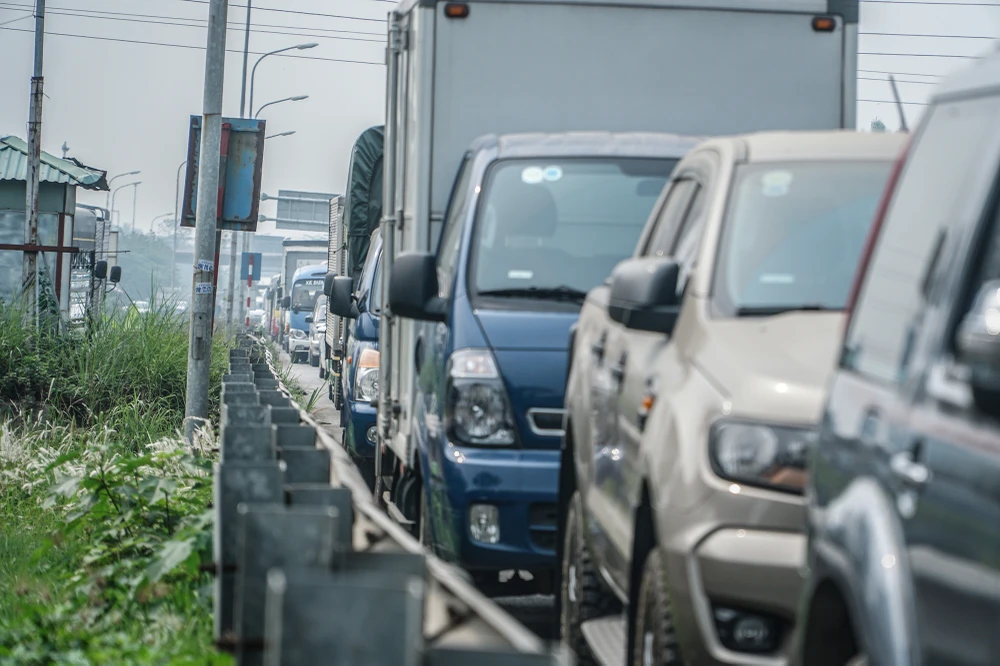 Hàng phương tiện đỗ sát mép đường kéo dài cả trăm mét.