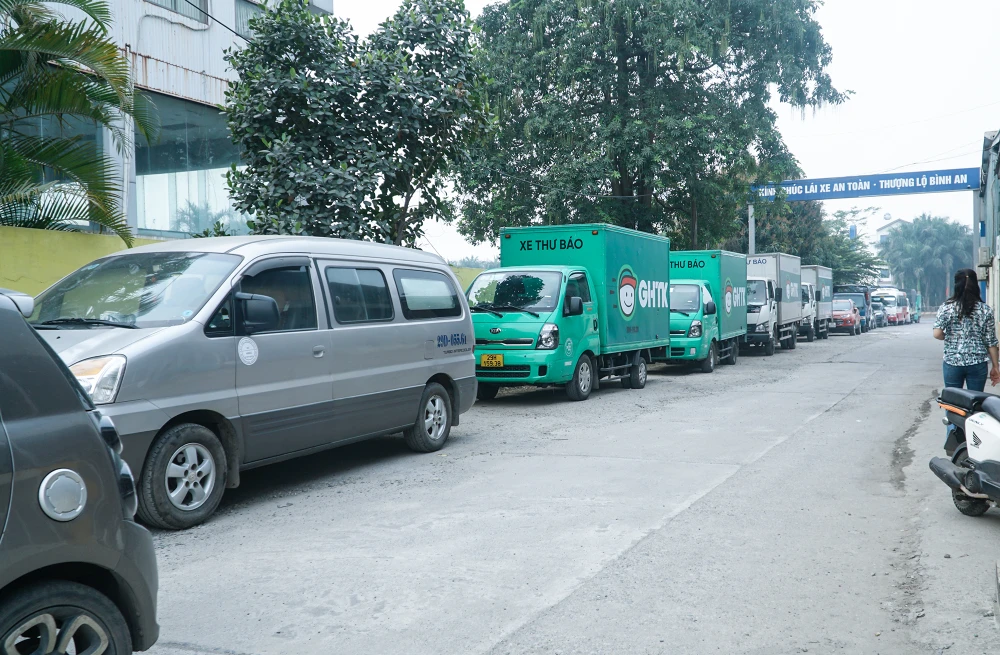 Một số tài xế cho biết, trước đó họ đã phải chạy đi một số tỉnh khác để đăng kiểm vì lo ngại Hà Nội xếp hàng chờ đợi lâu. Nhưng rồi lại phải quay về vì ở tỉnh thành nào cũng xảy ra tình trạng tương tự như ở Thủ đô.