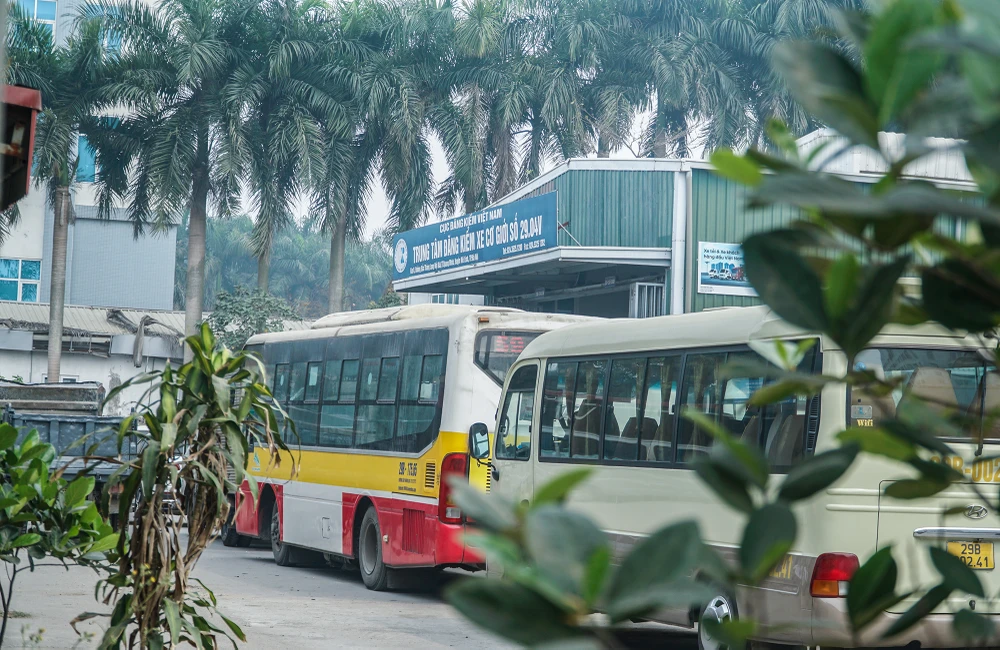 Phía bên trong, các phương tiện xếp hàng kín chờ đợi tới lượt.