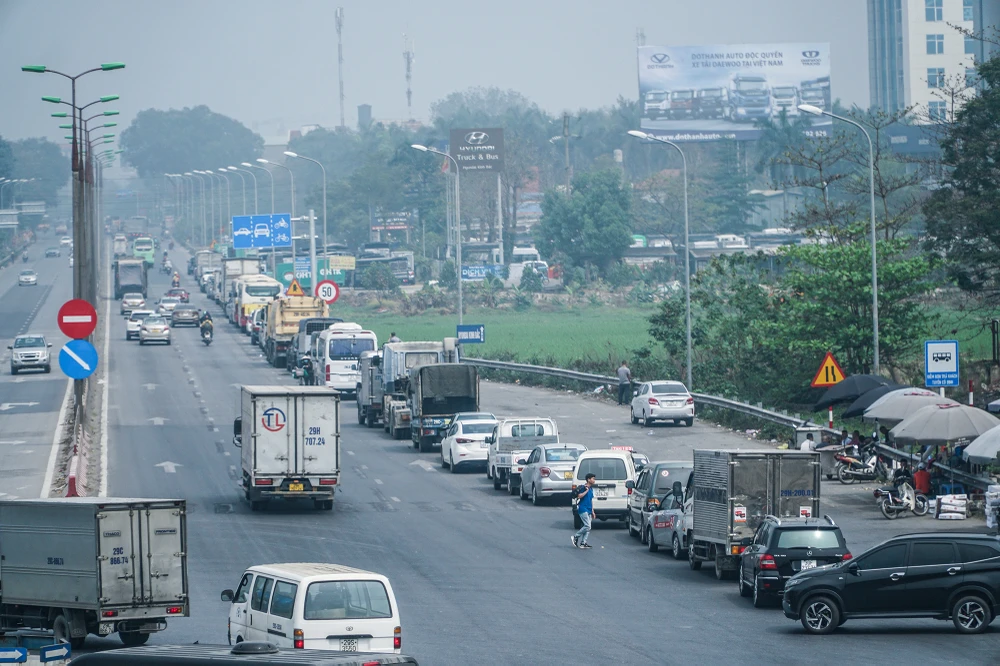 Theo ghi nhận tại Trung tâm đăng kiểm 29.04V ở huyện Mê Linh, TP Hà Nội vào sáng ngày 10-3, tình hình các phương tiện ô tô xếp hàng dài ngoài mặt đường vẫn diễn ra.