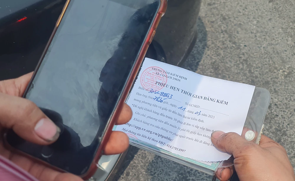 Số lượng xe đăng kiểm quá đông, trung tâm đã phát phiếu hẹn ghi rõ ngày giờ cụ thể để tạo điều kiện, tránh ảnh hưởng tới hoạt động, công việc người dân.