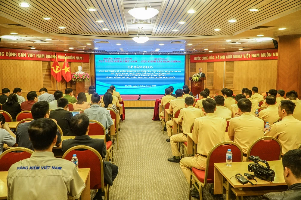 Toàn cảnh buổi lễ bàn giao. Ảnh PHI HÙNG