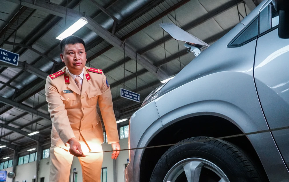 Trước đó, vào sáng cùng ngày, Cục CSGT bàn giao 50 cán bộ chiến sĩ lượt đầu tiên (30 người ở Hà Nội và 20 người ở TP. HCM) cho Cục đăng kiểm VN để triển khai thực hiện chỉ đạo của Chính phủ về việc lực lượng CSGT tăng cường hỗ trợ công tác đăng kiểm xe cơ giới.