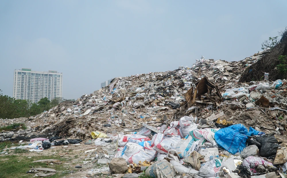 Được biết, cuối năm 2022 UBND phường Đại Kim đã có nhiều công văn đề nghị xã Tân Triều phối hợp ngăn chặn, bởi địa điểm này đi qua địa giới xã Tân Triều, huyện Thanh Trì. Nhưng tình trạng đổ trộm rác, chất thải vẫn diễn ra từng ngày.