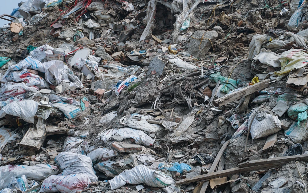 "Chúng tôi sợ nhất là độc hại ảnh hưởng đến các gia đình từ bãi rác này. Đủ mọi loại rác cứ đổ về đây. Rác bị đốt khói nghi ngút vào nhà, ám vào tất cả đồ đạc, nhất là mùi cao su cực kỳ khó chịu"- một cư dân chia sẻ.