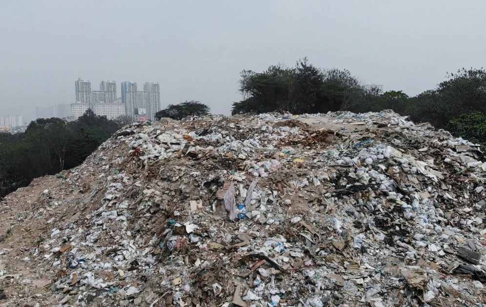Một cư dân sinh sống tại khu chung cư Bea Sky cho biết, từ khi chuyển về sinh sống đã thấy bãi rác này tồn tại, chủ yếu là tập kết đất đá thải xây dựng. Từ đầu năm 2022, hàng đêm có rất nhiều các xe chở đủ các loại rác thải về đây đổ.