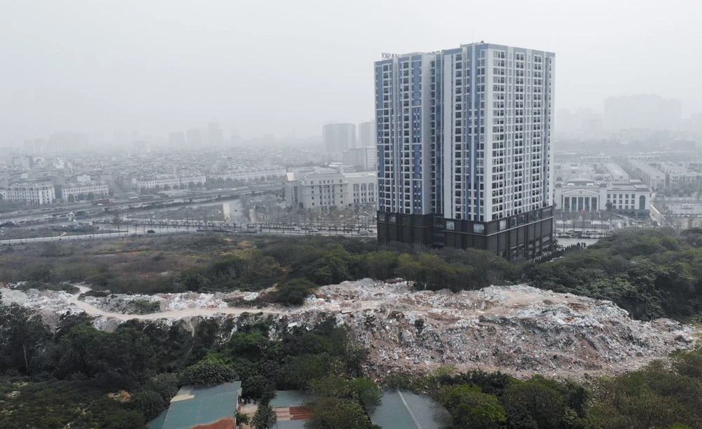 Theo ghi nhận, bãi rác này rộng hàng trăm mét, cao khoảng 10 m, chứa rác thải xây dựng- những thứ phế thải từ quá trình phá dỡ, thi công nhà cửa, công trình, dự án… và rác thải sinh hoạt.