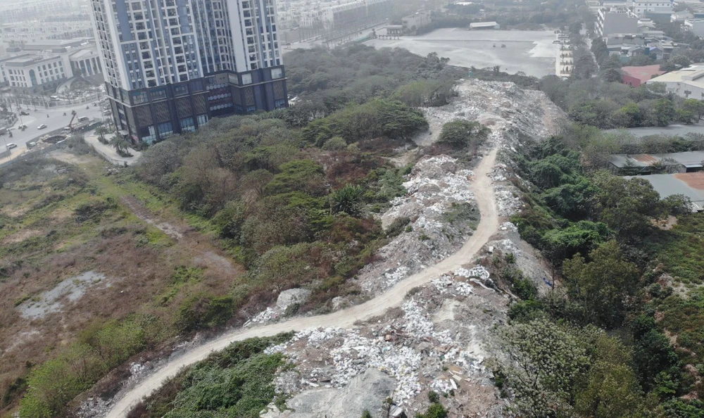 Theo ghi nhận tại bãi đất trống gần chung cư Bea Sky, thuộc phường Đại Kim, quận Hoàng Mai, TP Hà Nội, cả ngàn tấn rác thải đã được tập kết tự phát tại đây.