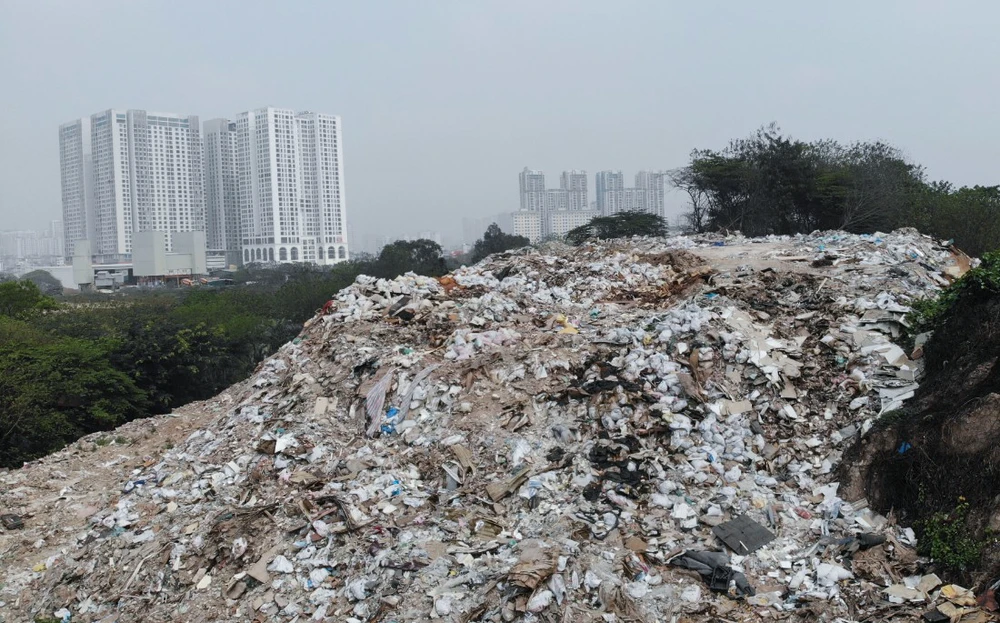 Tình trạng đốt rác thường xuyên xảy ra ở khu vực trên, khói bốc lên mù mịt khiến môi trường bị ô nhiễm. Nhiều hôm gió thổi khói vào nhà cực kỳ khó ở, cảm giác như "hun khói".
