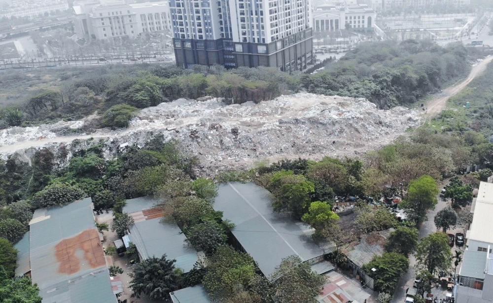 Mới đây, Sở Tài nguyên và Môi trường Hà Nội đã ban hành văn bản về việc kiểm tra, xử lý tình trạng đổ trộm, đốt chất thải rắn sinh hoạt trên địa bàn thành phố. Nội dung văn bản Sở yêu cầu các quận, huyện, thị xã khẩn trương chỉ đạo các cơ quan chức năng, đơn vị điều tra, xử lý nghiêm hành vi vi phạm và chấm dứt việc đổ trộm, đốt chất thải rắn sinh hoạt; dọn sạch các khu vực đổ trộm chất thải, bảo đảm vệ sinh môi trường sạch sẽ,...