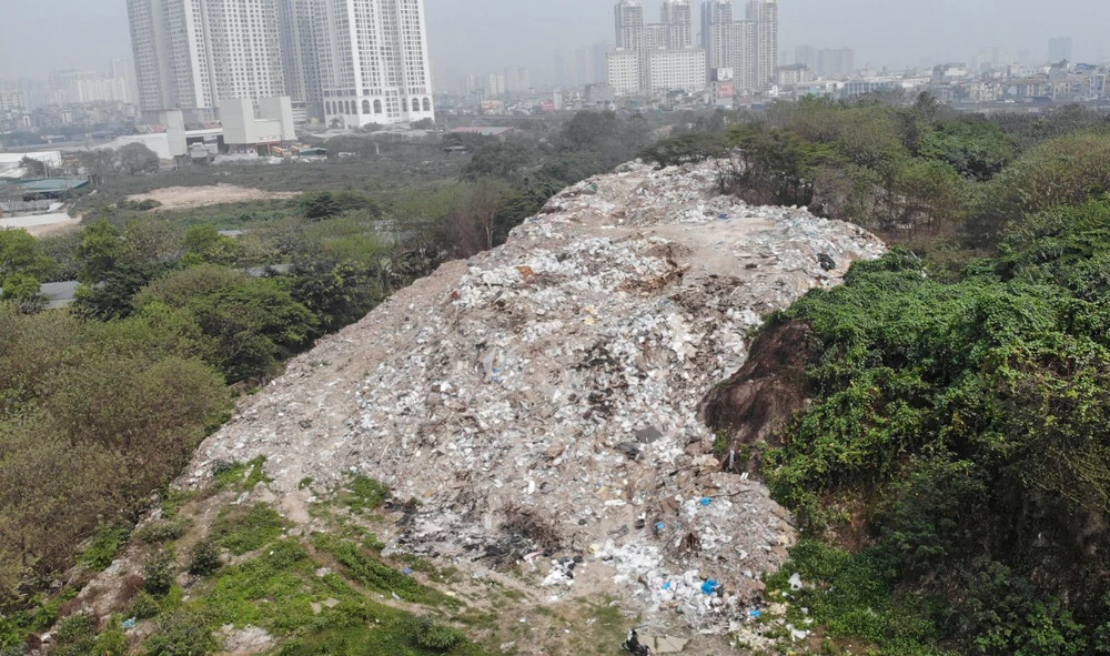 Bãi rác tự phát này án ngữ tại khu đất thuộc dự án khu đô thị mới Tây Nam Kim Giang I. Đường vào bãi rác nằm sâu trong ngõ 300 đường Nguyễn Xiển, cạnh UBND xã Tân Triều, huyện Thanh Trì.