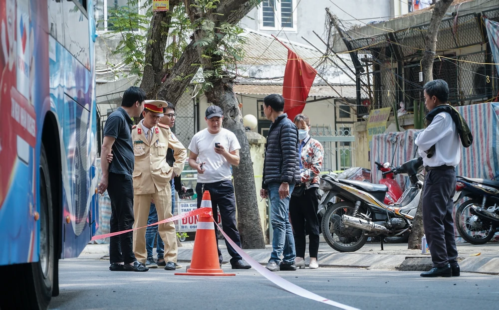 Công an quận Ba Đình cùng Đội CSGT số 2 (Phòng CSGT Công an Hà Nội) sau đó đã tạm phong tỏa hiện trường để khám nghiệm và làm rõ nguyên nhân tai nạn.