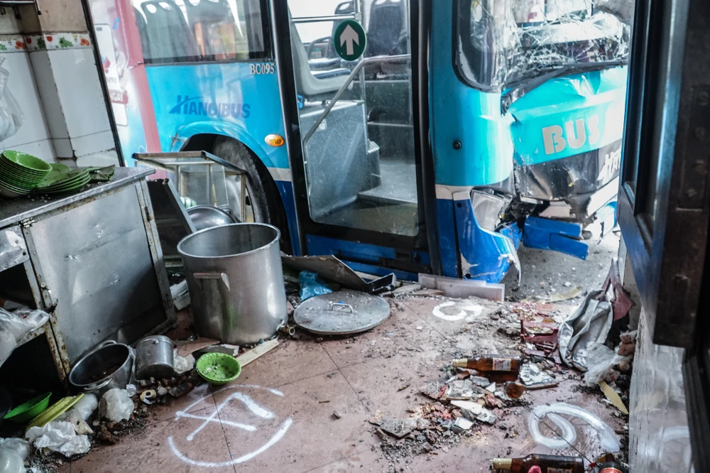 Nhiều đồ vật ngổn ngang sau vụ tai nạn.