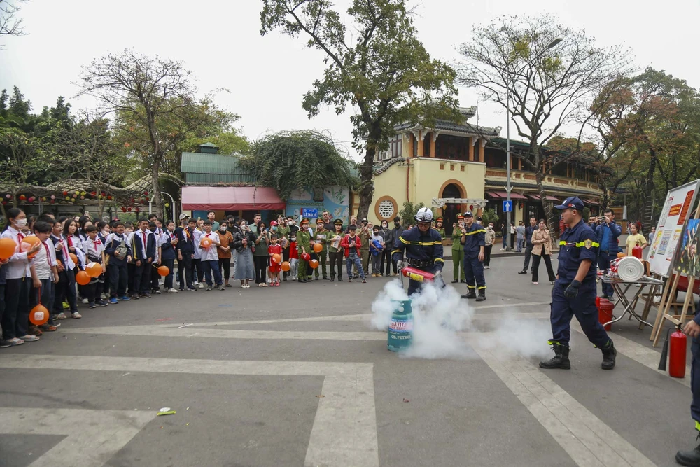Các chiến sĩ cảnh sát PCCC hướng dẫn thao tác sử dụng một số phương tiện chữa cháy thông dụng. Ảnh CACC