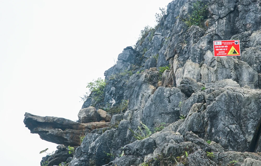 Mỏm đá "sống ảo" ở Hà Giang, dù đã được chính quyền cắm biển cảnh báo nguy hiểm, nhưng không ít người vẫn muốn trải nghiệm. Ảnh PHI HÙNG