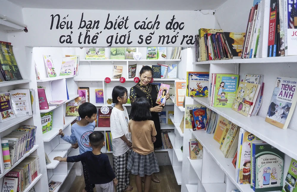 Tủ sách miễn phí ở Hà Nội của chị Ngô Quỳnh Liên