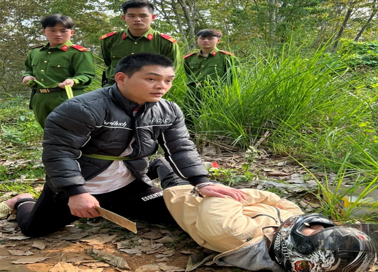 Lù Xuân Minh diễn lại toàn bộ hành vi giết người của mình tại buổi thực nghiệm điều tra. Ảnh CACC