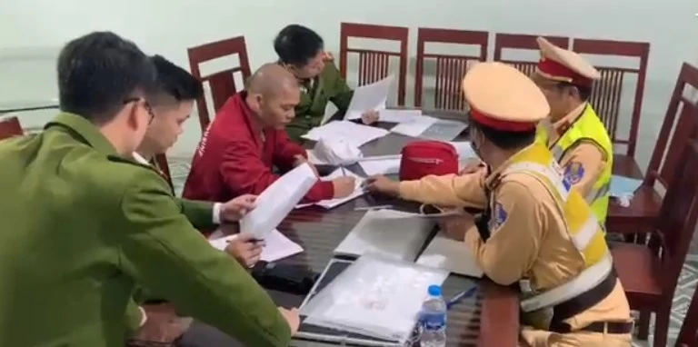 Tài xế C tại cơ quan công an. Ảnh CACC