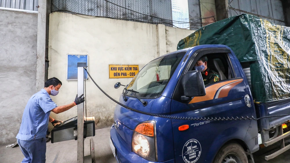 Công việc đăng kiểm được phối hợp nhịp nhàng với nhân viên của trung tâm đăng kiểm.