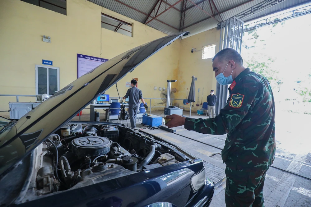 Cụ thể, 30 kiểm định viên chính thức đã được phân công về 14 trung tâm đăng kiểm (9 trung tâm ở Hà Nội, với 19 kiểm định viên và 5 trung tâm ở TP Hồ Chí Minh, với 11 kiểm định viên) để thực hiện nhiệm vụ hỗ trợ công tác kiểm định xe cơ giới dân sự.