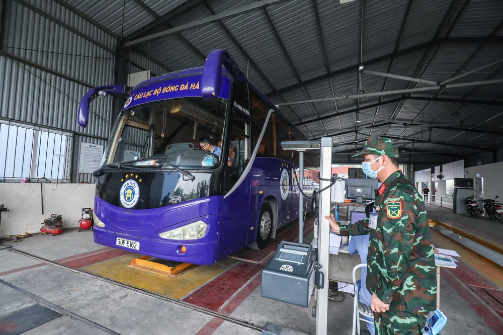 Các kiểm định viên quân đội đã quen kiểm định xe quân sự nên khi chuyển sang đăng kiểm xe dân sự đã không gặp nhiều khó khăn để thích ứng trong ngày đầu tiên.