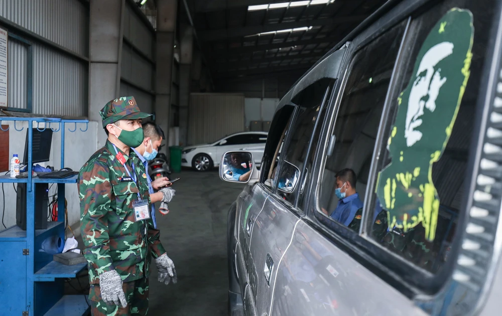 Ngày 23-3, ghi nhận tại một số trung tâm đăng kiểm ở Hà Nội như 2923D, 2907D, 2911D, 2914D… kiểm định viên quân sự đã được điều động tới hỗ trợ các trung tâm đăng kiểm.