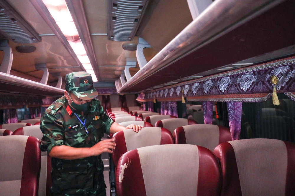 Để tháo gỡ việc thiếu hụt nhân lực, Cục Đăng kiểm (Bộ GTVT) đã phối hợp với Cục Xe-Máy (Bộ Quốc phòng) trao đổi về kỹ thuật, hạ tầng, quy định để triển khai theo chỉ đạo của Chính phủ nhằm nhanh chóng tháo gỡ khó khăn, vướng mắc trong kiểm định xe cơ giới.