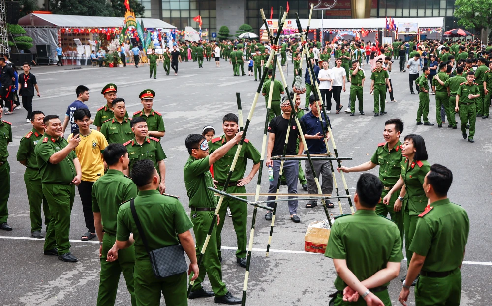 Tất cả học viên của Học viện Cảnh sát nhân dân đều hào hứng tham gia các trò chơi dân gian.