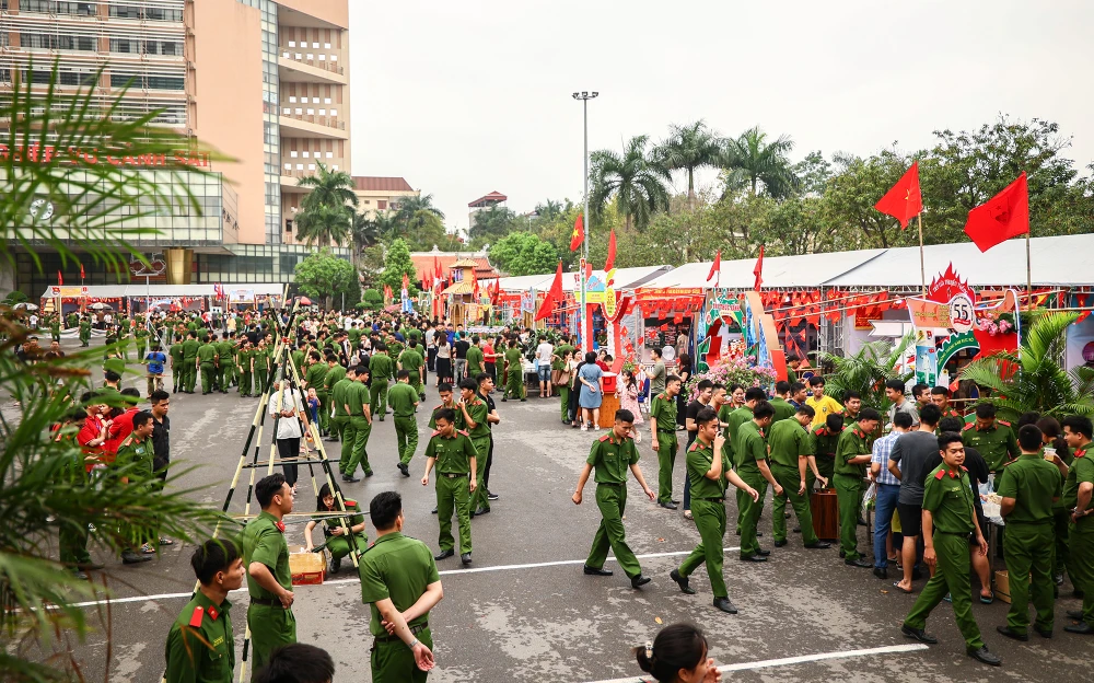 Hội trại dự kiến diễn ra trong 3 ngày, từ 24 đến 26-3. Tại khuôn viên trường, 20 gian trại là những nỗ lực, sáng tạo của thầy và trò khi cùng chung tay thể hiện bản sắc về đơn vị, chuyên ngành của mình.