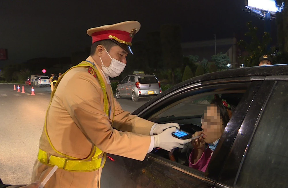 Hình ảnh một trong hai tài xế nữ bị lực lượng CSGT kiểm tra nồng độ cồn. Ảnh CACC