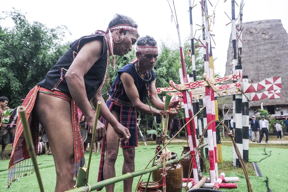 Đầu tiên, già làng sẽ làm nghi thức cúng, xin phép những người đã khuất lấy cồng chiêng để phục vụ đánh trong buổi lễ của làng. Lễ cúng đơn giản chỉ với tấm lá chuối xanh, rượu khô và vỏ trứng gà để xin người đã mất.