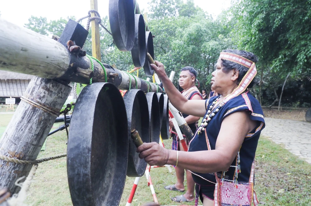 Cồng chiêng của người Ba Na có số lượng từ 12 đến 14 chiếc, trong đó chiêng lớn nhất là thước 8. Cồng, chiêng từ xưa được xem là tài sản quý giá, thước đo sự giàu có của các gia đình đối với dân tộc Ba Na.