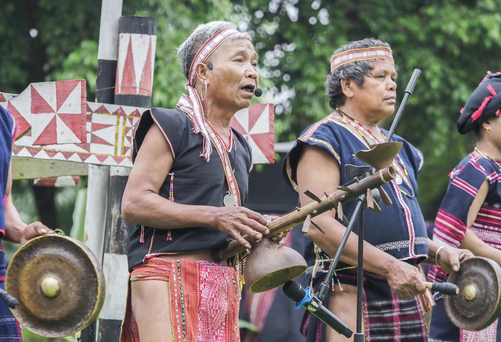 Từ quan niệm “vạn vật hữu linh”, trong mỗi chiếc chiêng, chiếc cồng đều có “hồn” và có thần linh trú ngụ. Các vị thần càng lâu đời thì càng linh thiêng và có sức mạnh. Mặt khác, luật tục người Ba Na trước đây không cho phép đánh cồng, chiêng một cách tùy tiện.