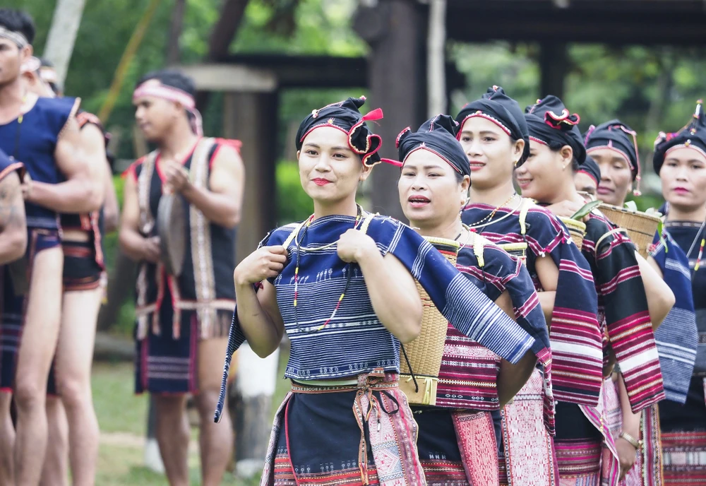 Họ quan niệm rằng âm thanh của cồng chiêng vang rất xa, các vị thần sông, suối, núi rừng, linh hồn ông bà đã mất... nghe được sẽ đến thăm. Khi các vị thần đến, nếu không có thịt để ăn, không có rượu để uống thì sẽ phạt.